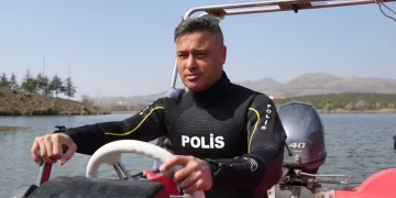 Midelerinde uyuşturucu sevkiyatı yapan 2 torbacı tutuklandı