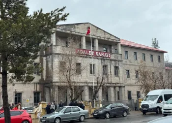Midelerinde uyuşturucu sevkiyatı yapan 2 torbacı tutuklandı