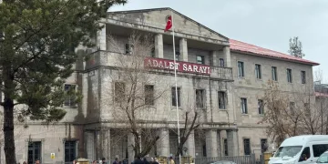 Midelerinde uyuşturucu sevkiyatı yapan 2 torbacı tutuklandı