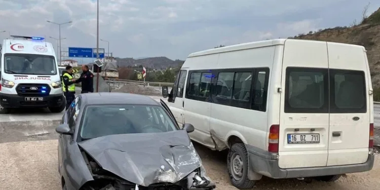 Midelerinde uyuşturucu sevkiyatı yapan 2 torbacı tutuklandı