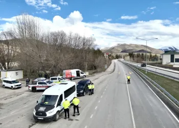 Midelerinde uyuşturucu sevkiyatı yapan 2 torbacı tutuklandı
