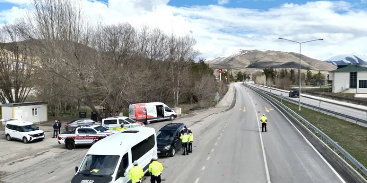 Midelerinde uyuşturucu sevkiyatı yapan 2 torbacı tutuklandı
