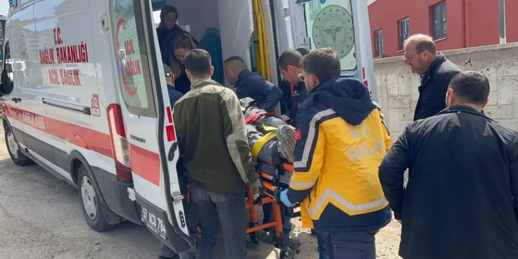 Midelerinde uyuşturucu sevkiyatı yapan 2 torbacı tutuklandı