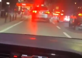 Midelerinde uyuşturucu sevkiyatı yapan 2 torbacı tutuklandı