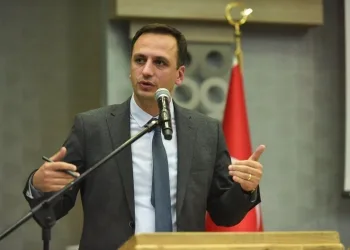 Midelerinde uyuşturucu sevkiyatı yapan 2 torbacı tutuklandı