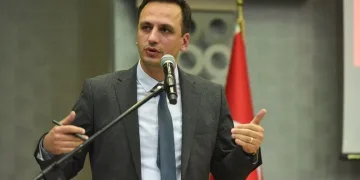 Midelerinde uyuşturucu sevkiyatı yapan 2 torbacı tutuklandı
