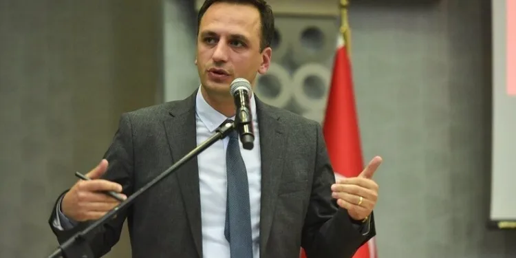 Midelerinde uyuşturucu sevkiyatı yapan 2 torbacı tutuklandı