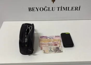 Beyoğlu’nda “yardım” yalanıyla yankesicilik yaptılar, suçüstü yakalandılar