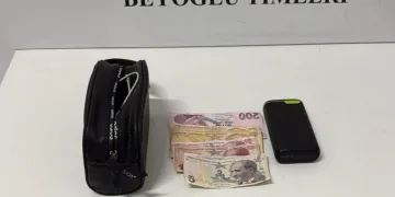 Beyoğlu’nda “yardım” yalanıyla yankesicilik yaptılar, suçüstü yakalandılar