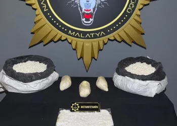 Beyoğlu’nda “yardım” yalanıyla yankesicilik yaptılar, suçüstü yakalandılar