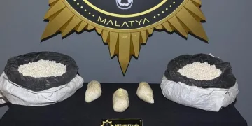 Beyoğlu’nda “yardım” yalanıyla yankesicilik yaptılar, suçüstü yakalandılar