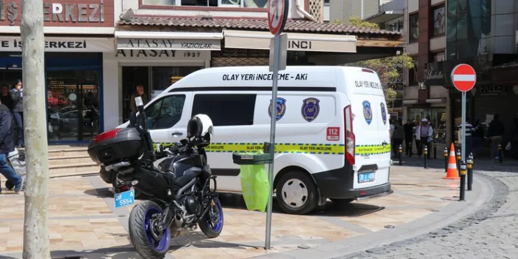 Beyoğlu’nda “yardım” yalanıyla yankesicilik yaptılar, suçüstü yakalandılar
