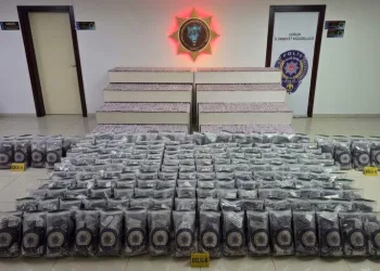 Beyoğlu’nda “yardım” yalanıyla yankesicilik yaptılar, suçüstü yakalandılar