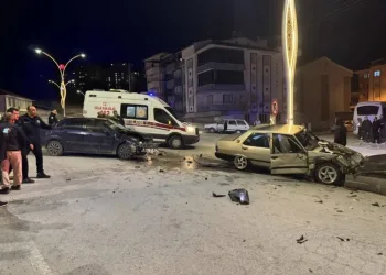 Yayaya çarpmamak için direksiyonu kardı, ağaca çarptı: 6 yaralı