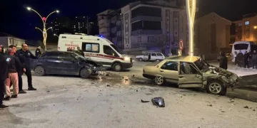 Yayaya çarpmamak için direksiyonu kardı, ağaca çarptı: 6 yaralı
