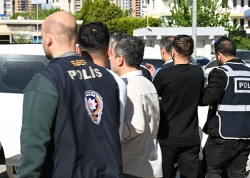 Yayaya çarpmamak için direksiyonu kardı, ağaca çarptı: 6 yaralı