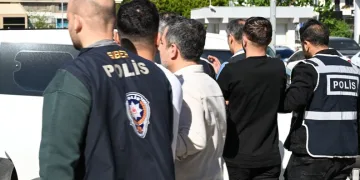 Yayaya çarpmamak için direksiyonu kardı, ağaca çarptı: 6 yaralı