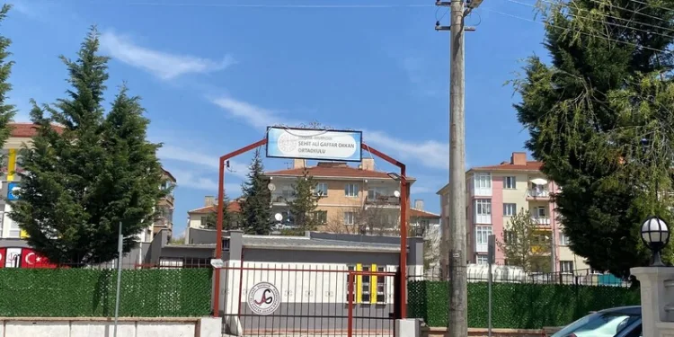 Yayaya çarpmamak için direksiyonu kardı, ağaca çarptı: 6 yaralı