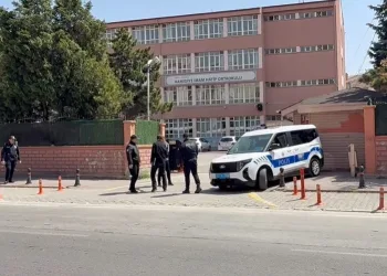Yayaya çarpmamak için direksiyonu kardı, ağaca çarptı: 6 yaralı