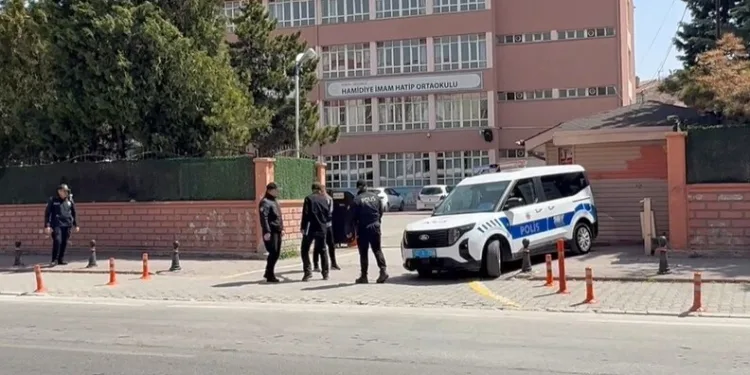Yayaya çarpmamak için direksiyonu kardı, ağaca çarptı: 6 yaralı