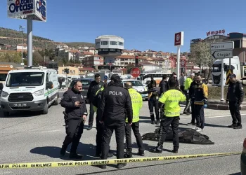 Yayaya çarpmamak için direksiyonu kardı, ağaca çarptı: 6 yaralı