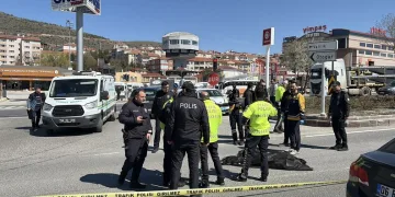 Yayaya çarpmamak için direksiyonu kardı, ağaca çarptı: 6 yaralı