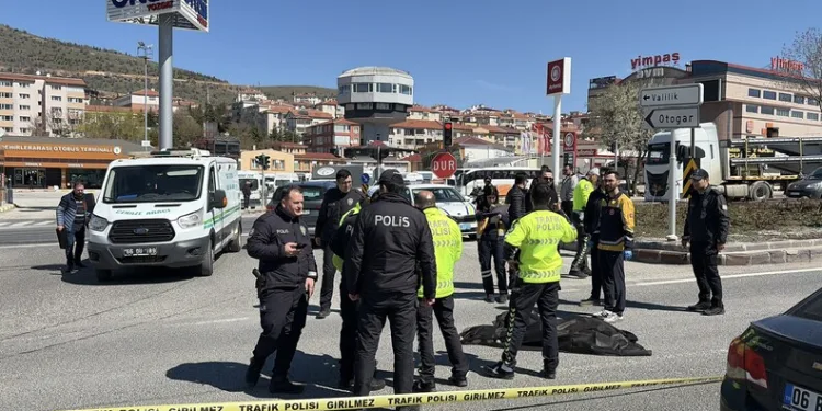 Yayaya çarpmamak için direksiyonu kardı, ağaca çarptı: 6 yaralı