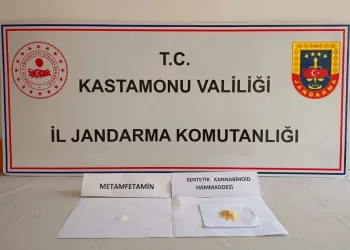 Yayaya çarpmamak için direksiyonu kardı, ağaca çarptı: 6 yaralı