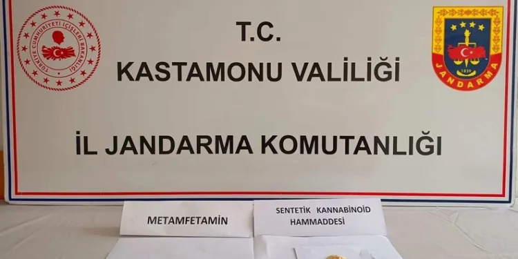 Yayaya çarpmamak için direksiyonu kardı, ağaca çarptı: 6 yaralı