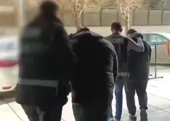 Yayaya çarpmamak için direksiyonu kardı, ağaca çarptı: 6 yaralı