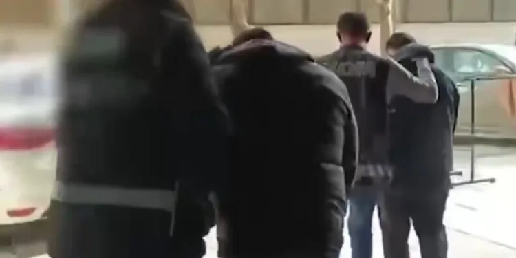 Yayaya çarpmamak için direksiyonu kardı, ağaca çarptı: 6 yaralı