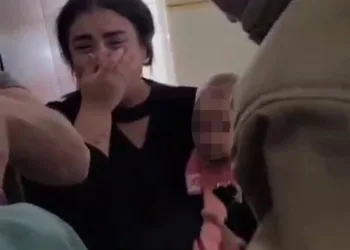 Parmağı sıkışan çocuğun korku dolu ağlayışı anneyi gözyaşı içerisinde bıraktı