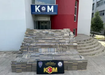 Parmağı sıkışan çocuğun korku dolu ağlayışı anneyi gözyaşı içerisinde bıraktı