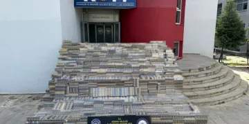 Parmağı sıkışan çocuğun korku dolu ağlayışı anneyi gözyaşı içerisinde bıraktı