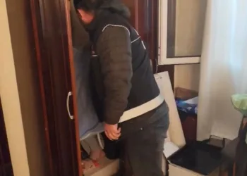 Parmağı sıkışan çocuğun korku dolu ağlayışı anneyi gözyaşı içerisinde bıraktı