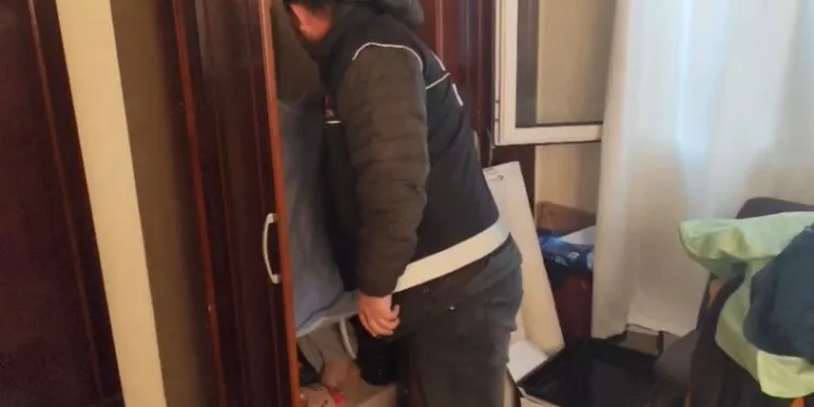 Parmağı sıkışan çocuğun korku dolu ağlayışı anneyi gözyaşı içerisinde bıraktı