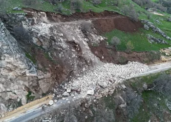 Parmağı sıkışan çocuğun korku dolu ağlayışı anneyi gözyaşı içerisinde bıraktı