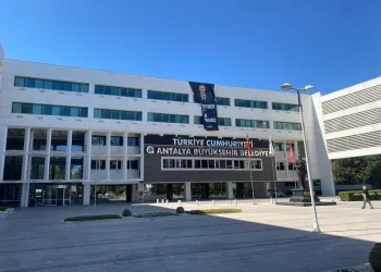 Parmağı sıkışan çocuğun korku dolu ağlayışı anneyi gözyaşı içerisinde bıraktı