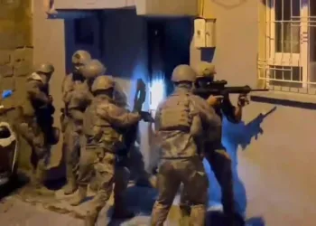 Parmağı sıkışan çocuğun korku dolu ağlayışı anneyi gözyaşı içerisinde bıraktı