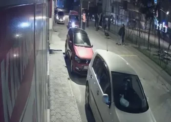 Parmağı sıkışan çocuğun korku dolu ağlayışı anneyi gözyaşı içerisinde bıraktı