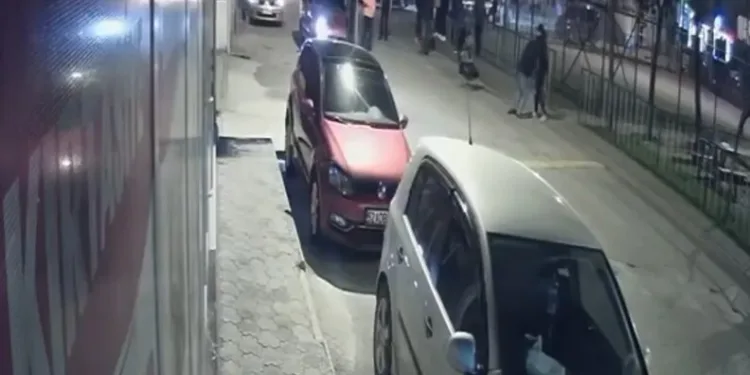 Parmağı sıkışan çocuğun korku dolu ağlayışı anneyi gözyaşı içerisinde bıraktı