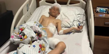 Parmağı sıkışan çocuğun korku dolu ağlayışı anneyi gözyaşı içerisinde bıraktı