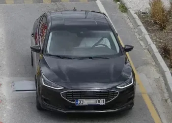 Parmağı sıkışan çocuğun korku dolu ağlayışı anneyi gözyaşı içerisinde bıraktı