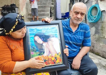 Parmağı sıkışan çocuğun korku dolu ağlayışı anneyi gözyaşı içerisinde bıraktı