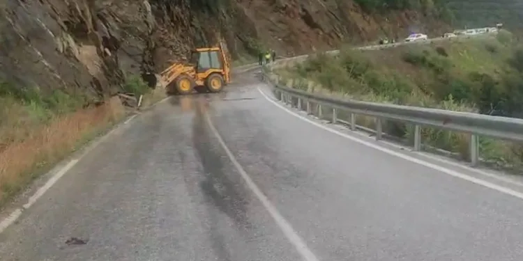 Ödemiş-Turgutlu yolunda toprak kayması: Ulaşım kontrollü sağlanıyor