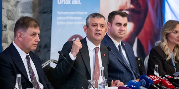 Özgür Özel’den Romanlara mecliste temsil ve bütçe sözü