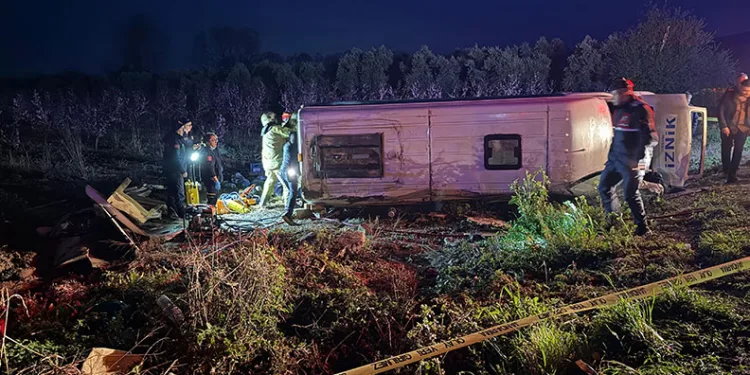 İznik’te feci kaza: 1 ölü, 12 yaralı