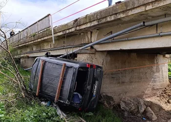 Bursa’da 3 araç birbirine girdi, 1’i dereye uçtu: 4 yaralı