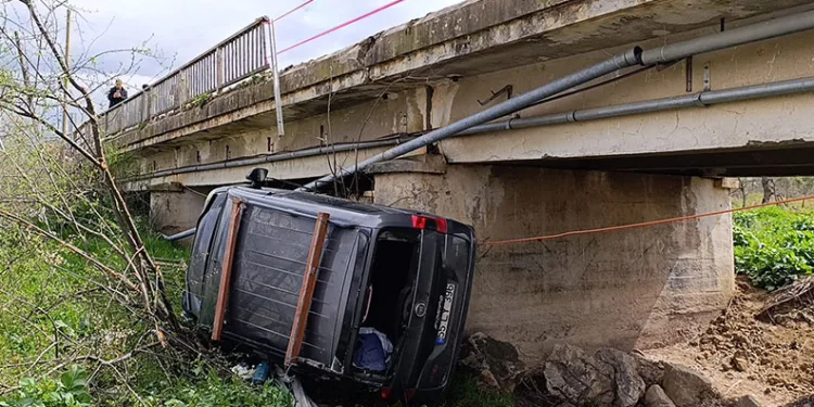 Bursa’da 3 araç birbirine girdi, 1’i dereye uçtu: 4 yaralı