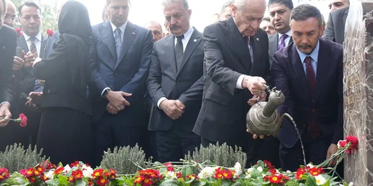 MHP Lideri Bahçeli, Türkeş’in kabrini ziyaret etti